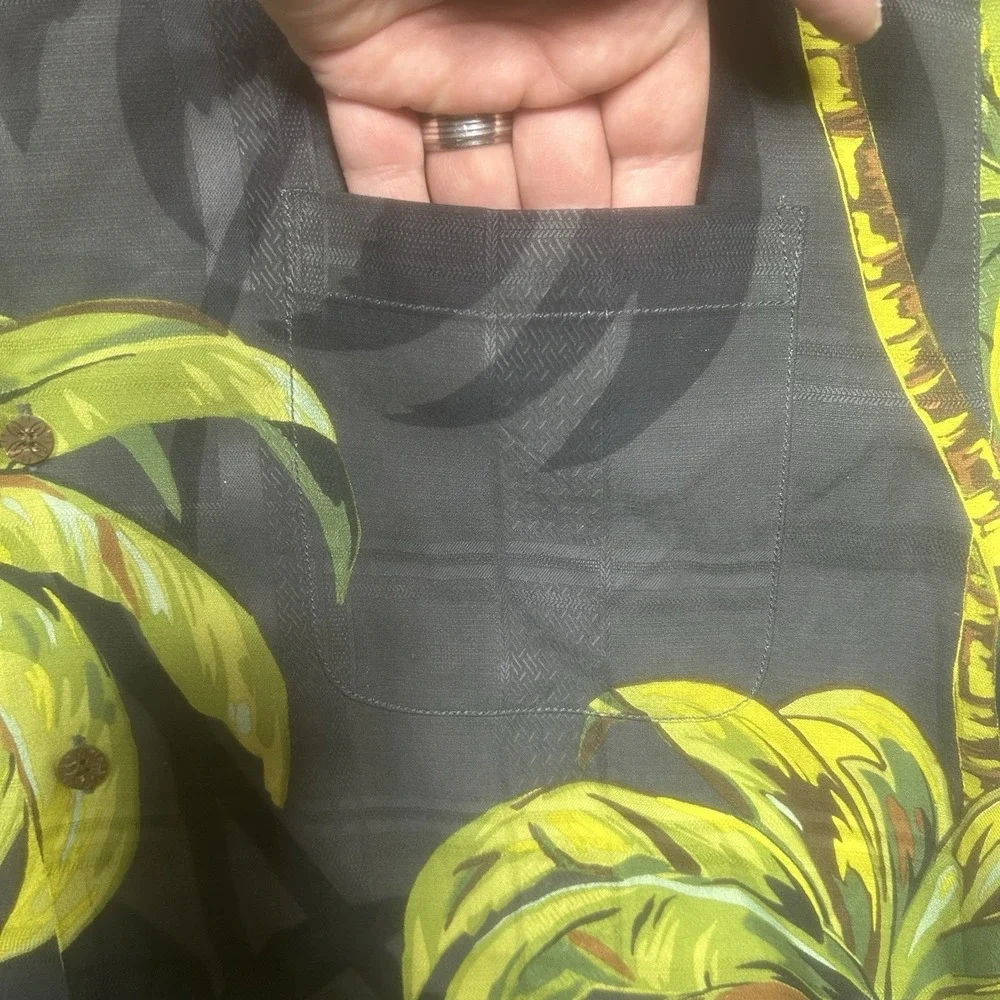 Tommy Bahama Shirt Men's L Black Silk Coconut Palm Tree Hawaiian Camp Pocket‎